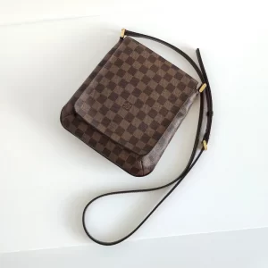 (SOLD) genuine pre-owned Louis Vuitton musette salsa