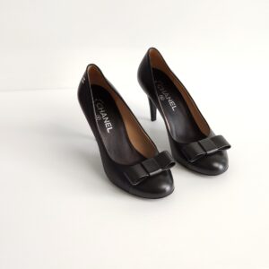 genuine pre-owned Chanel leather bow heeled pumps (38.5)