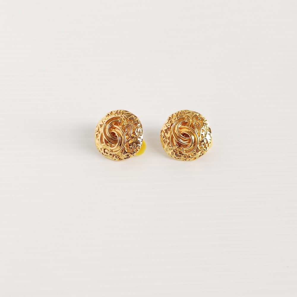 (SOLD) genuine pre-owned Chanel 1995 vintage CC clip earrings