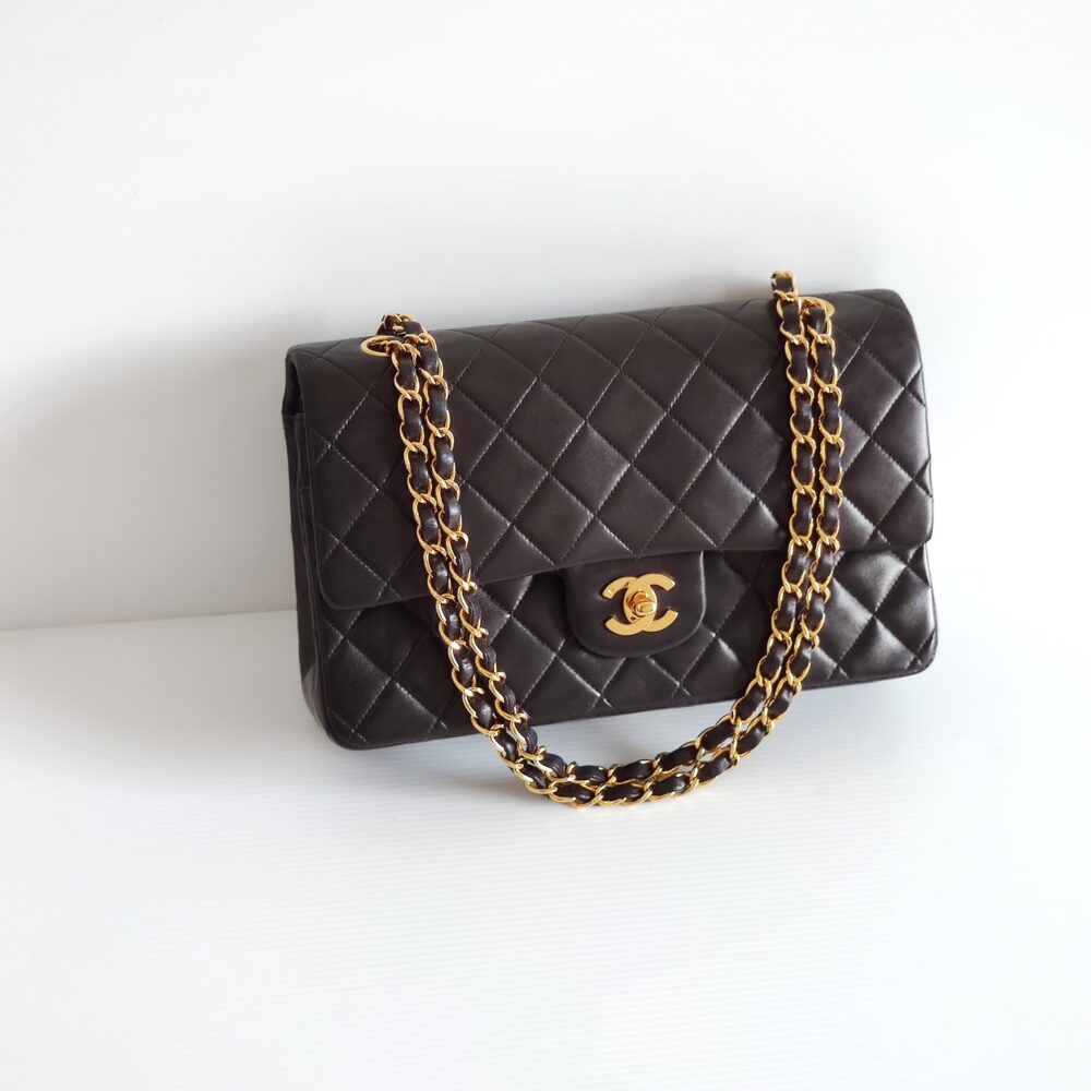 (SOLD) genuine pre-owned Chanel vintage medium classic flap