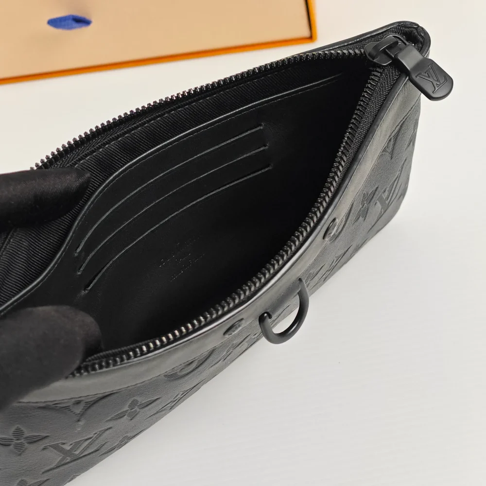 genuine pre-owned Louis Vuitton pochette discovery PM - Image 5