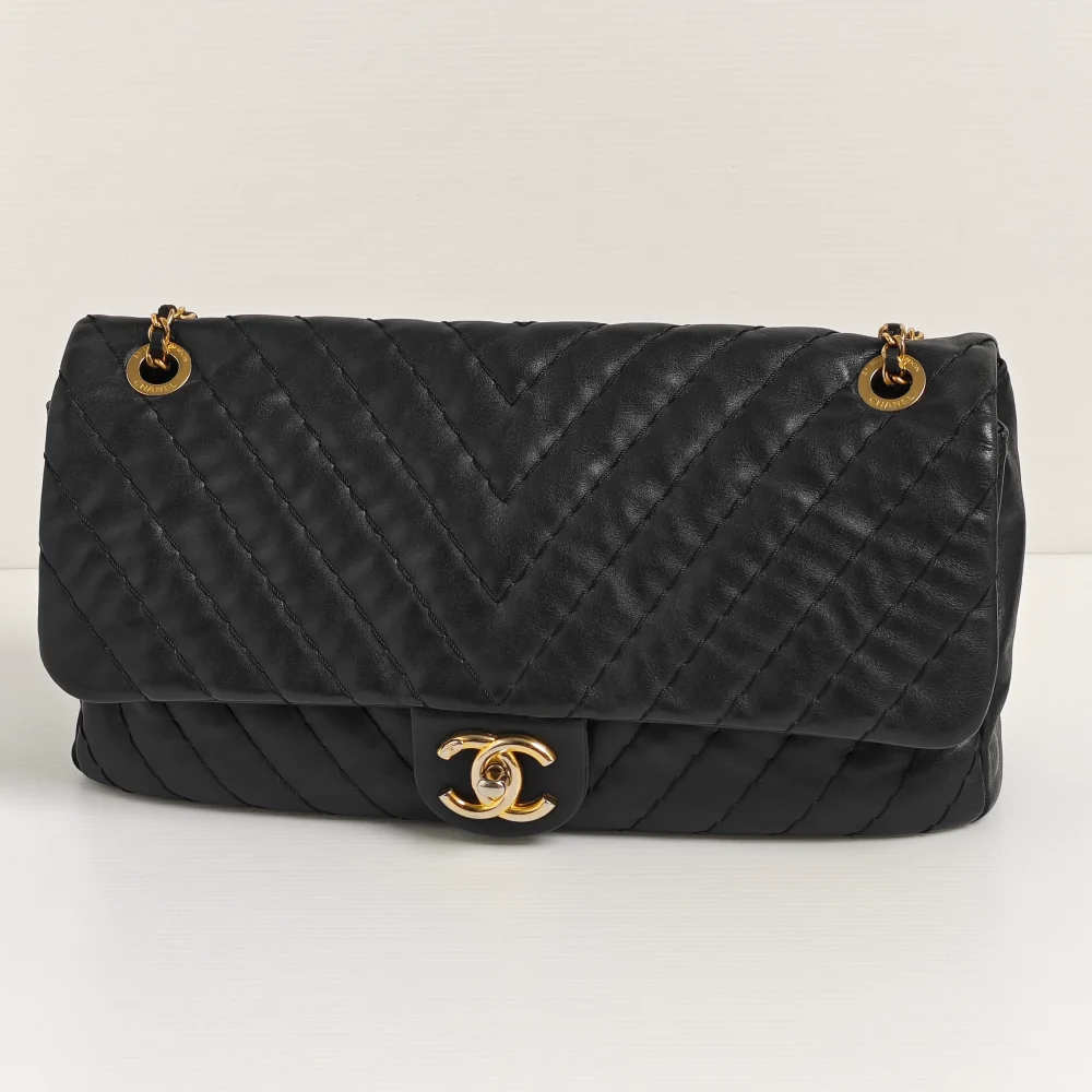 genuine pre-owned Chanel large surpique chevron flap bag - Image 3