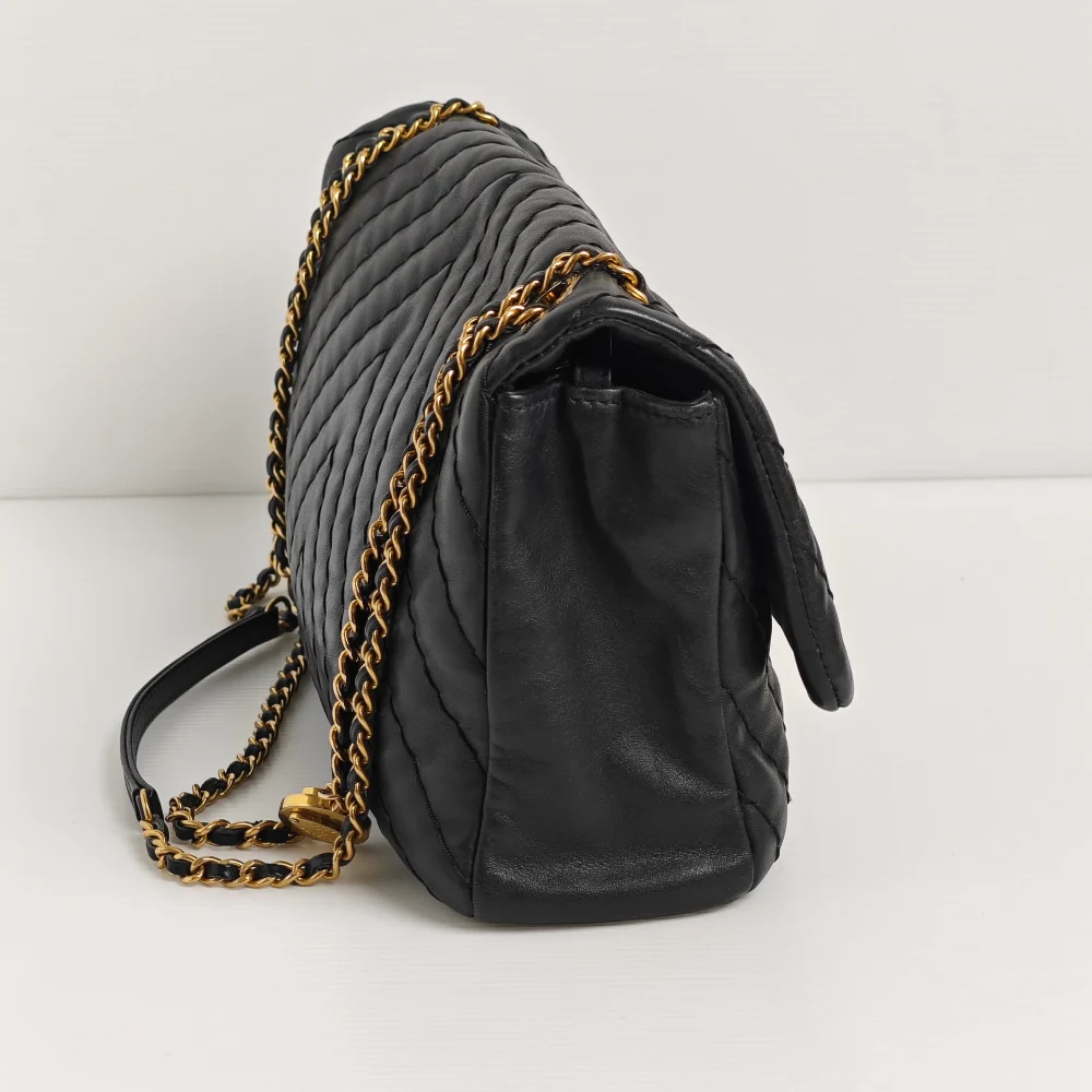 genuine pre-owned Chanel large surpique chevron flap bag - Image 4