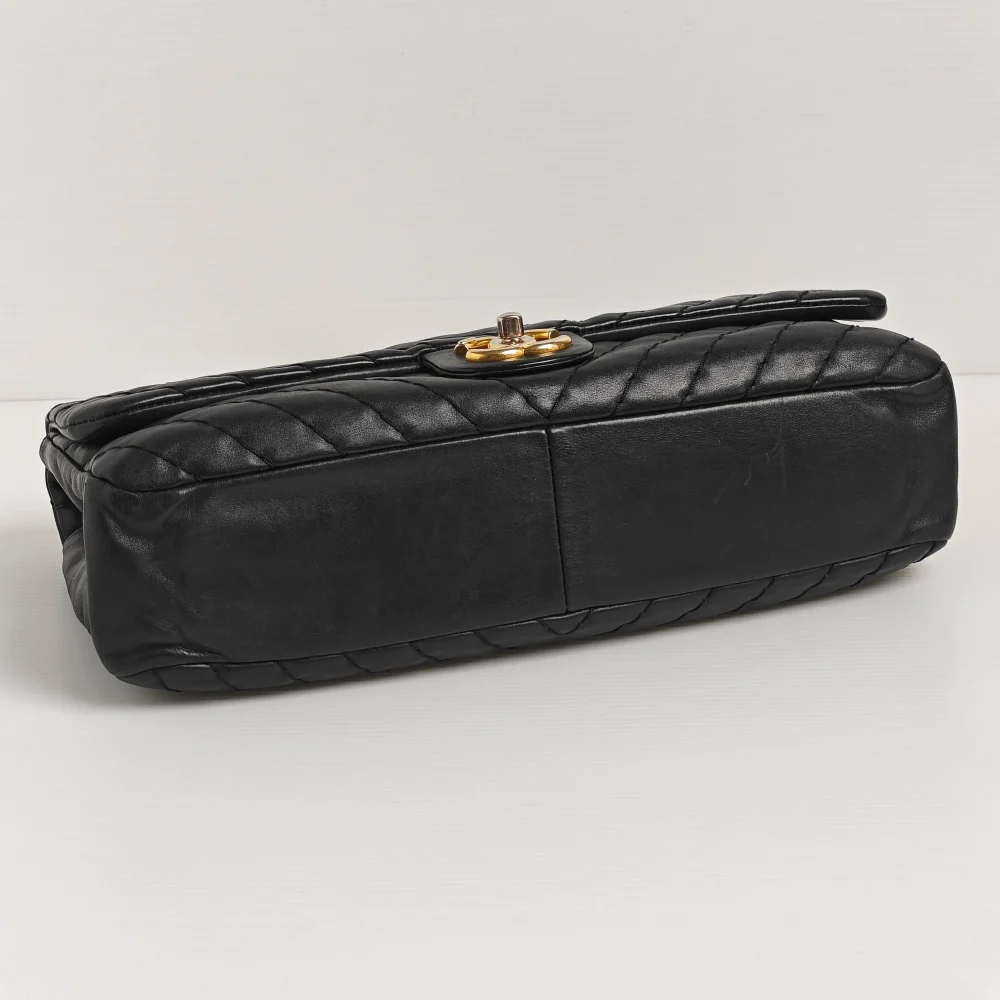 genuine pre-owned Chanel large surpique chevron flap bag - Image 7