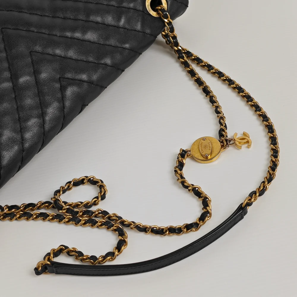 genuine pre-owned Chanel large surpique chevron flap bag - Image 8