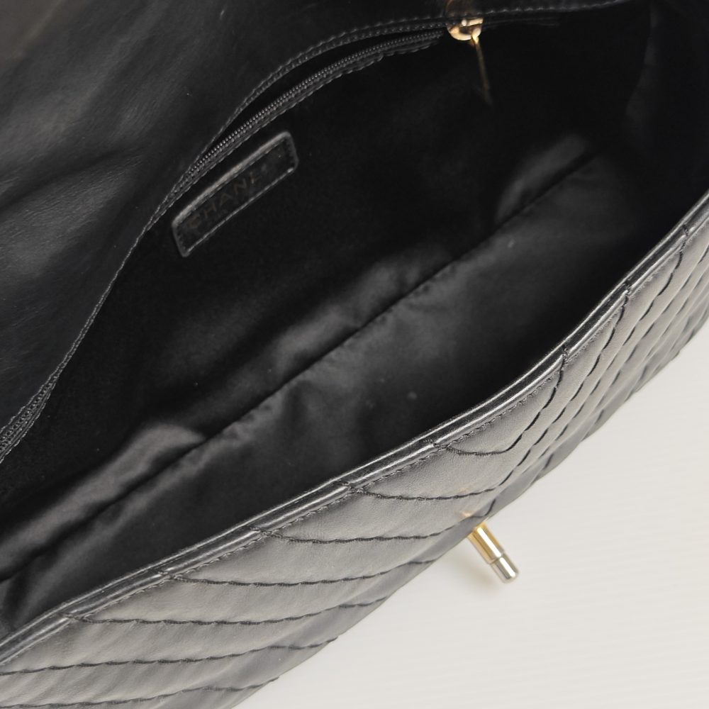 genuine pre-owned Chanel large surpique chevron flap bag - Image 9