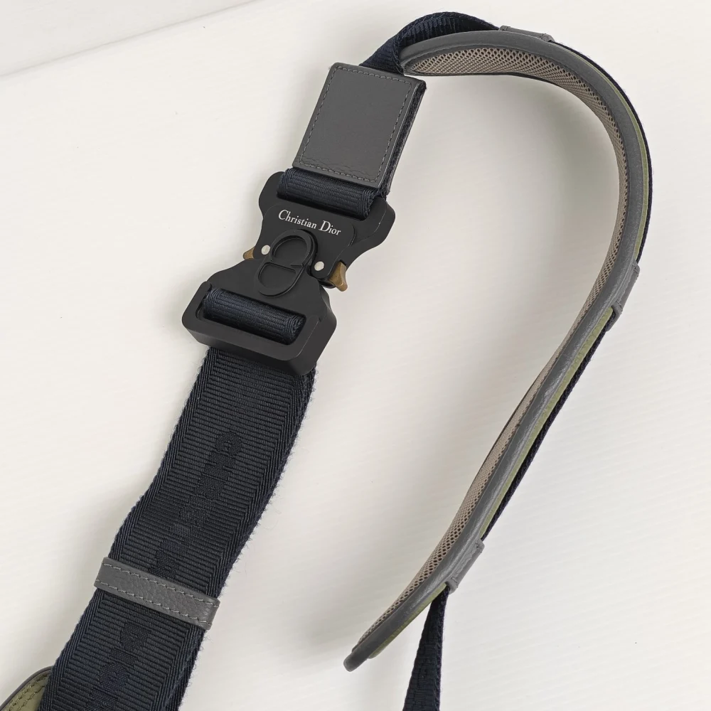 genuine pre-owned Dior x Sacai saddle bag - Image 9