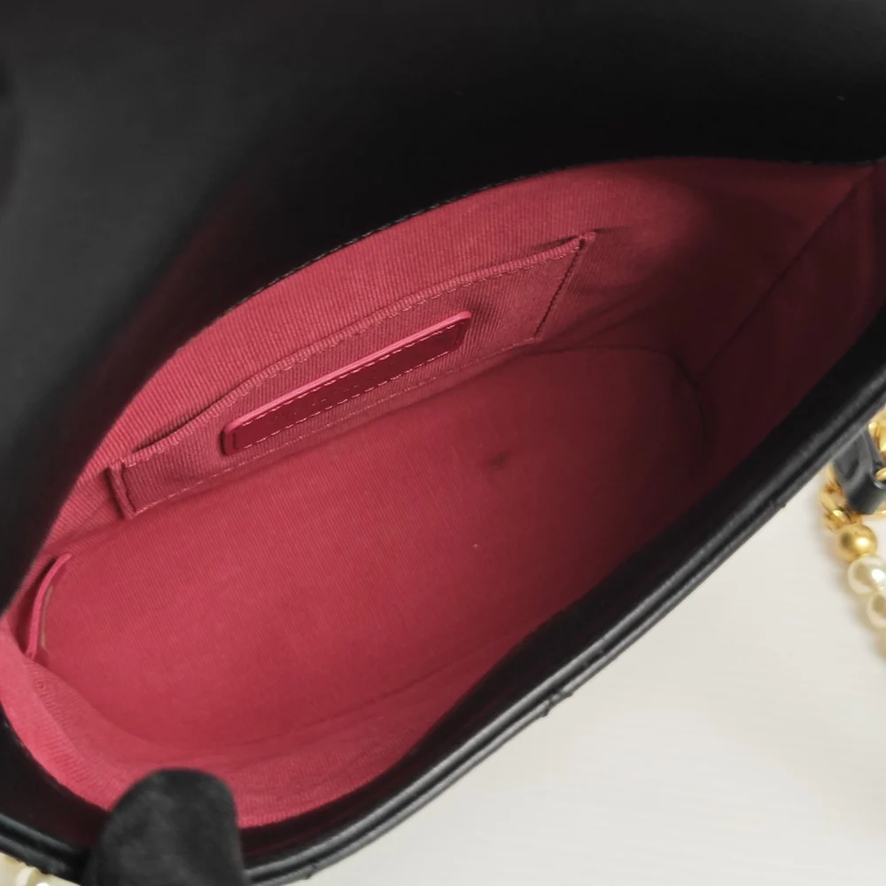 genuine (like-new) Chanel "about pearls" hobo flap - Image 11
