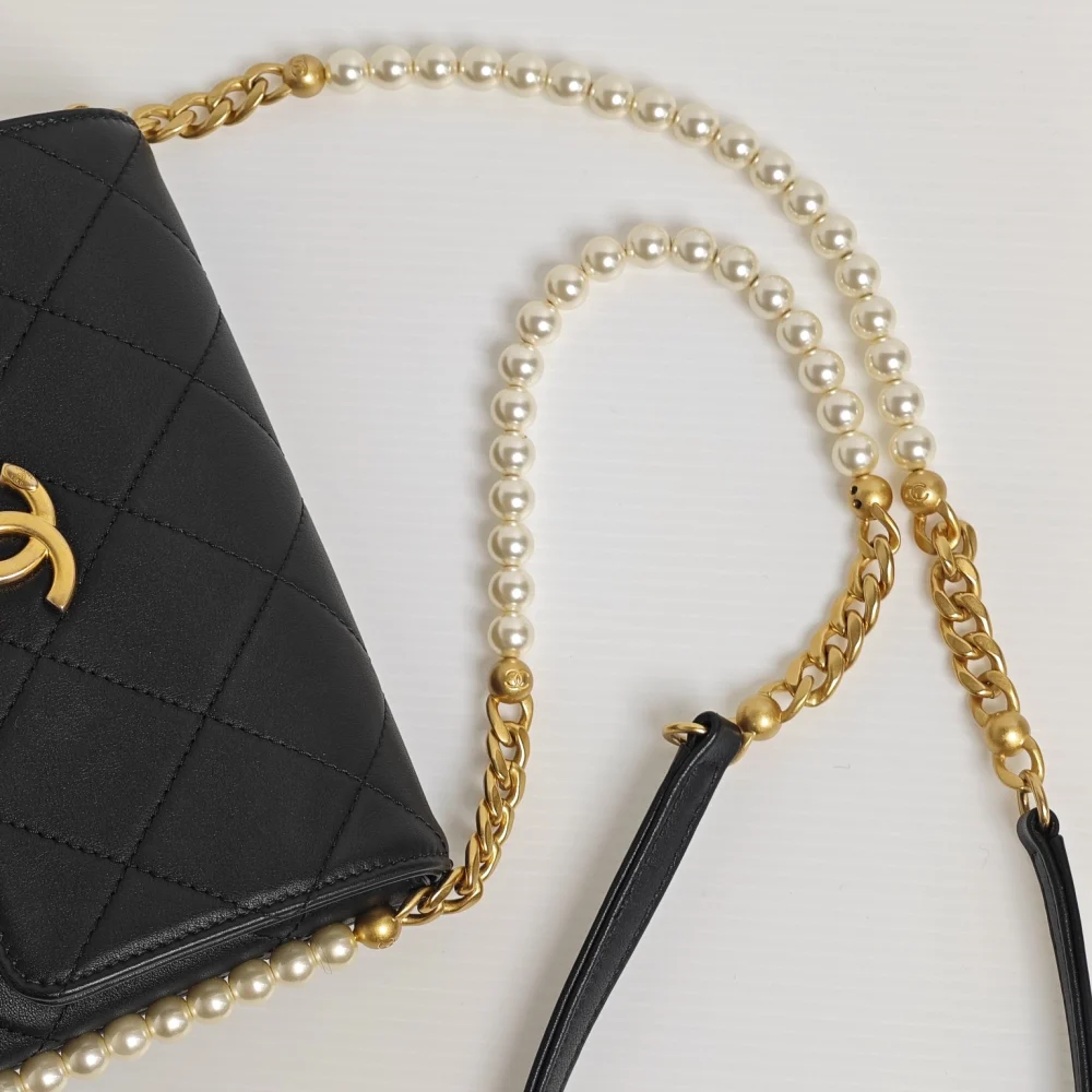 genuine (like-new) Chanel "about pearls" hobo flap - Image 9