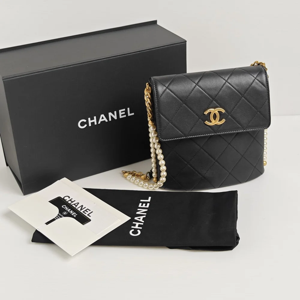 genuine (like-new) Chanel "about pearls" hobo flap - Image 12